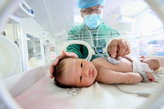河南省洛阳市汝阳县妇幼保健院医生在新生儿监护室工作