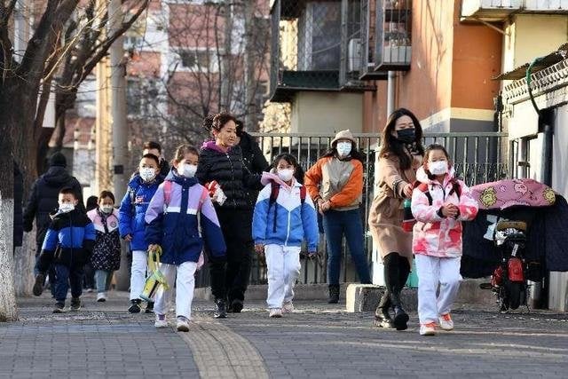 北京小学天宁寺分校的孩子们在上学途中