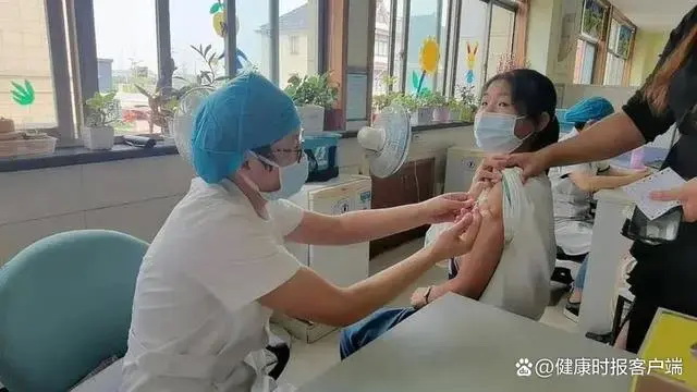 杭州市萧山区为适龄儿童接种水痘疫苗