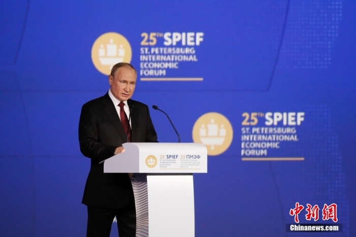 俄罗斯圣彼得堡，俄罗斯总统普京在第25届圣彼得堡国际经济论坛全体会议上发表讲话 ...