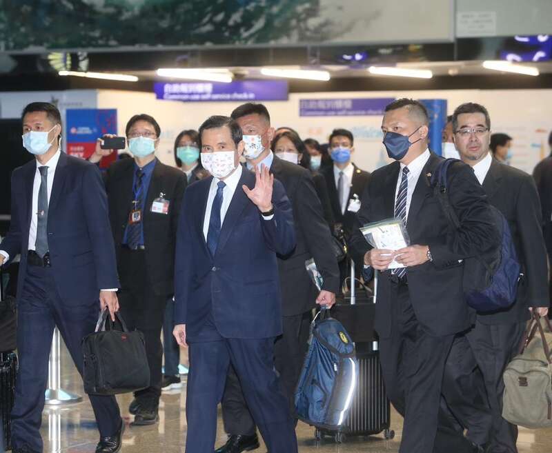 3月27日，马英九进入机场登机大厅向媒体挥手致意