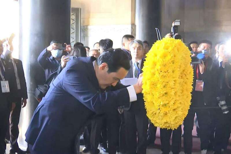 台湾前总统马英九3月28日上午在南京中山陵，向孙中山棺木行三鞠躬礼