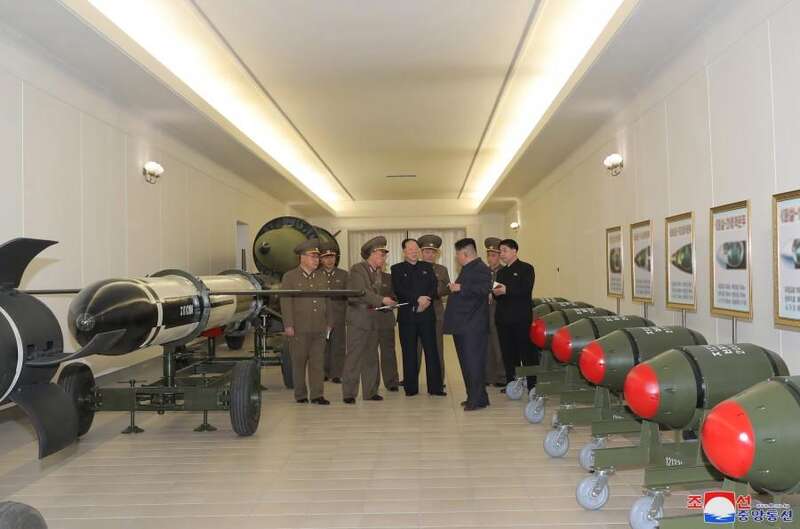 公开展示战术核弹头与多型可携带战术核弹头的装备，也是一种直接的威慑