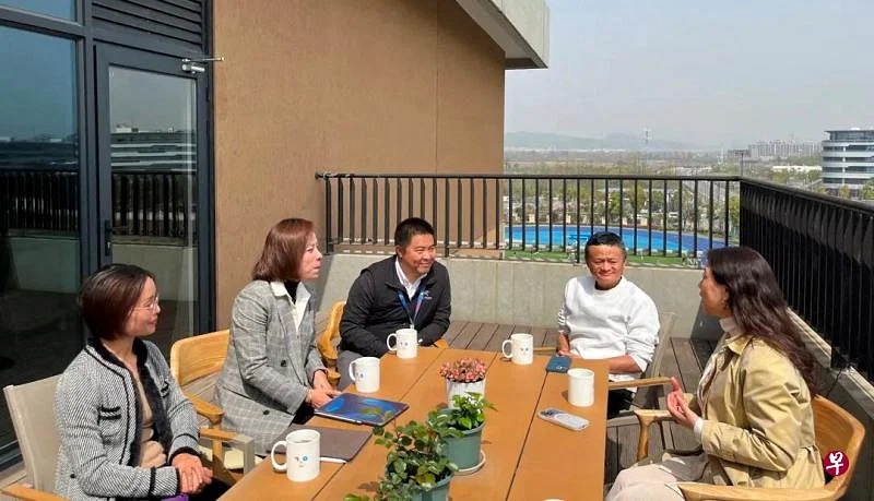 马云（右二）星期一（3月27日）在他创办的杭州云谷学校，与校园长们讨论ChatGPT、人工智能对教育带来的挑战 ...