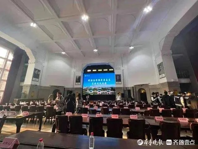 武汉大学两岸学生交流座谈会结束后，学生们拍照留念