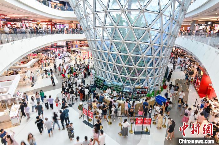 中免集团三亚国际免税城吸引众多顾客前来购物