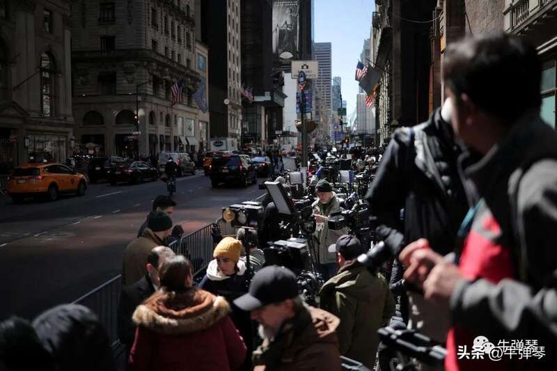 美国各大媒体都全程直播，大家可以看一下，在特朗普大厦外的各路记者，都快把大厦给包围了 ...