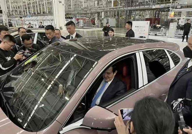 4日上午，马英九在重庆市参观了赛力斯汽车两江智慧工厂，并且体验了赛力斯汽车上的鸿蒙智能座舱 ...