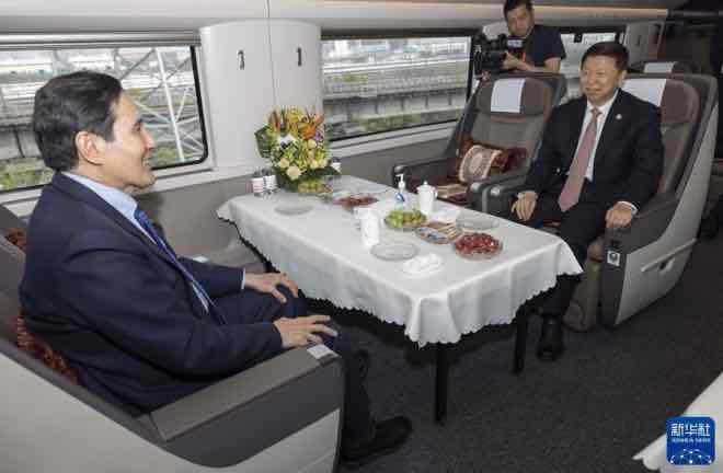 中共中央台办、国务院台办主任宋涛与马英九一同乘坐高铁由武汉前往长沙