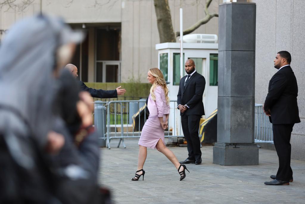 2018年4月16日，在美国纽约曼哈顿联邦地区法院外，艳星丹尼尔斯（右三）出庭后准备离开 ...
