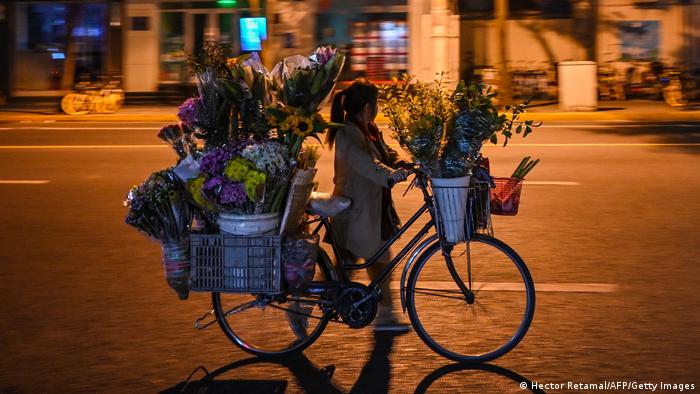 2022年上海街头一个骑脚踏车卖花的小贩