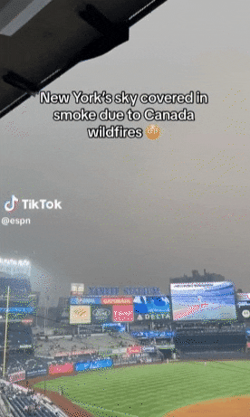 网友在Met Life球场看球赛的时候发现上空压了一层密密实实的乌云