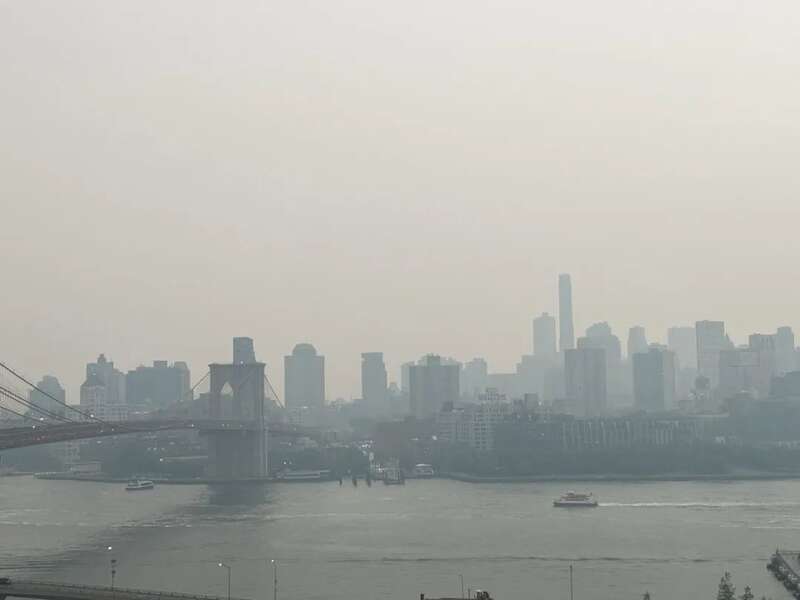 烟尘从上州一路卷席，曼哈顿downtown也被朦胧包围