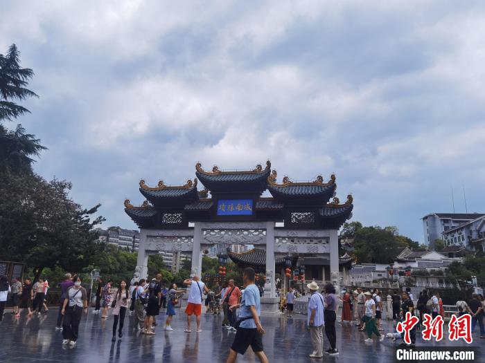 来自中国各地的游客在贵阳市甲秀楼参观游览
