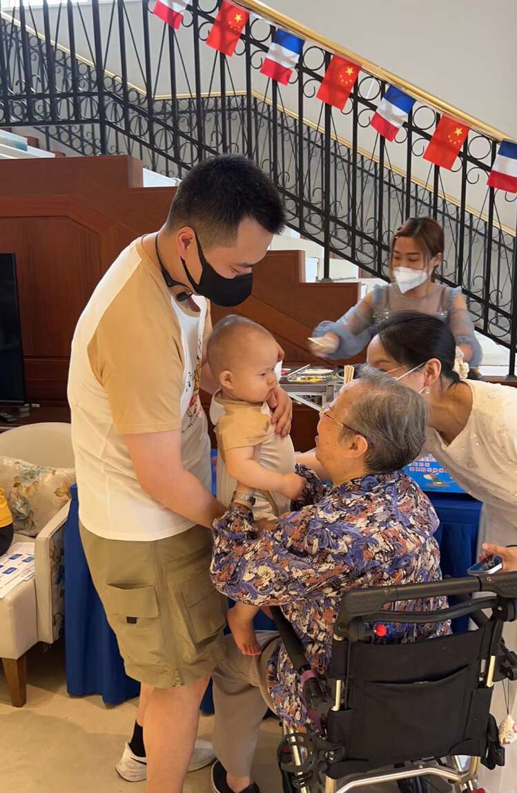 储涛带着孩子去南京一家养老院