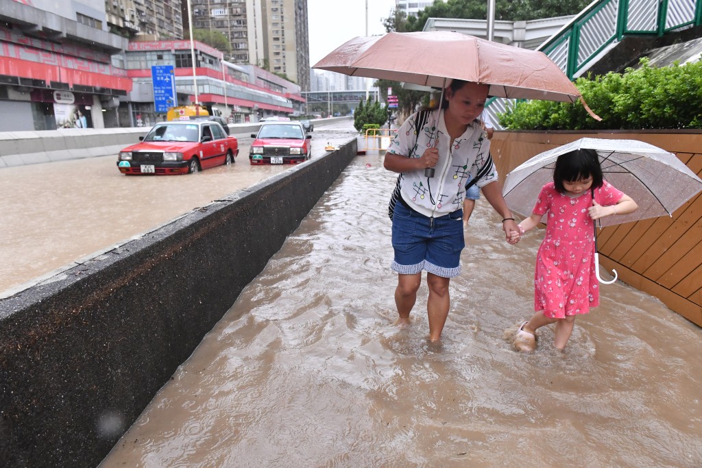 2人死亡117人受伤，这次香港下的雨到底多大?