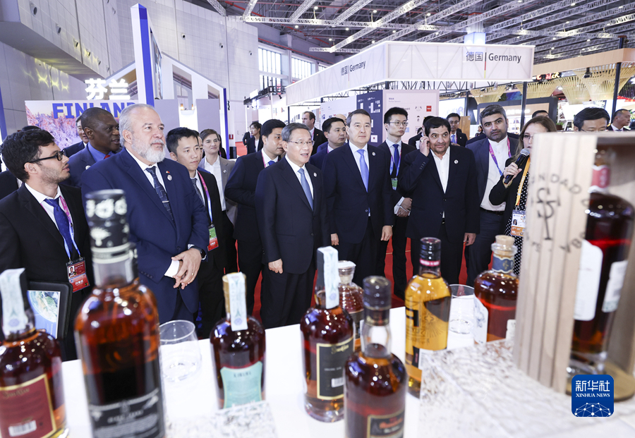 李强在上海出席第六届中国国际进口博览会暨虹桥国际经济论坛开幕式