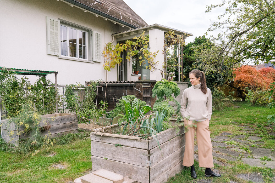 爱丽丝·霍伦施泰因在苏黎世郊区新房的花园中